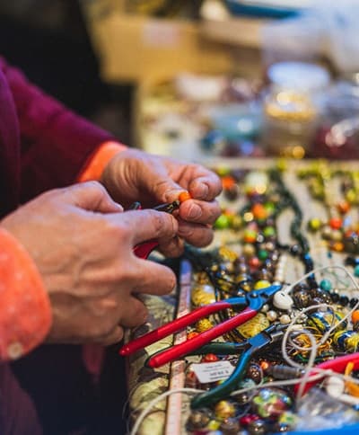 Maurizio Lotter demonstrating how to create Venetian glass beads accessories